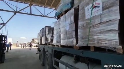 I camion con gli aiuti umanitari arrivano a Gaza
