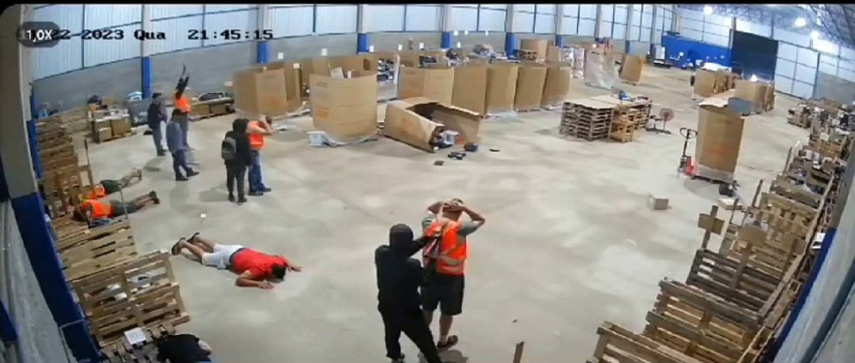 Criança de 9 anos estava entre as pessoas feitas reféns em assalto a transportadora