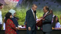 Cumhurbaşkanı Erdoğan'a Aybüke öğretmenin bağlaması hediye edildi