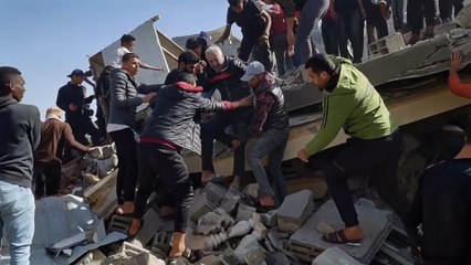 شاهد.. انتشال جثامين من تحت أنقاض منازل في رفح جنوب قطاع غزة