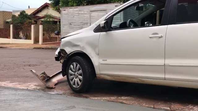 Carros se envolvem em colisão no Bairro Parque São Paulo, em Cascavel