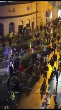 Dublin'de terör saldırısı olarak nitelendirilmeyen bıçaklı saldırı sonrası halk sokağa döküldü
