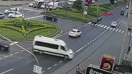 Kavşakta Yaya Geçidine Çarpan Otomobilde Yaralanan Kadın Hastaneye Kaldırıldı