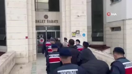 Balıkesir'de 9 düzensiz göçmen ve 6 organizatör yakalandı