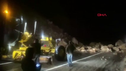 Скачать видео: Artvin-Şavşat Yolunda Heyelan: Ulaşım Kontrollü Olarak Açıldı