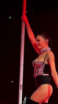 Elodie da impazzire, la pole dance al concerto di Milano