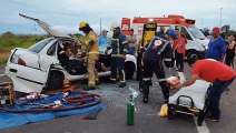 Bombeiros e Samu atendem vítima de colisão entre carro e caminhão na PR-323