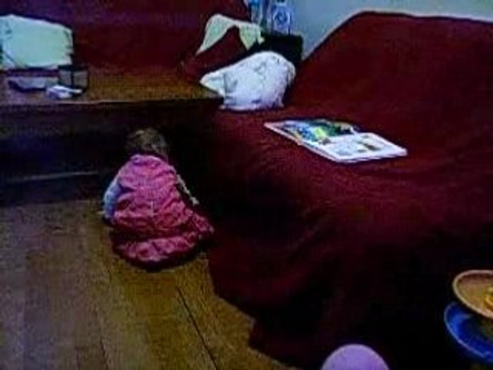 Alison se fait tomber et se relève (15 mois et demi)