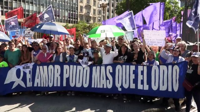 Mães da Praça de Maio recebem apoio de ativistas na Argentina