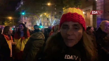 La indignación de una señora tras ser amenazada por la policía al querer cruzar para tomar un refresco