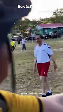 Momen Presiden RI Joko Widodo (Jokowi) turut bermain sepak bola bersama pelajar saat kunjungan ke Papua