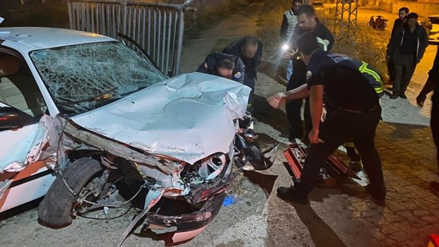 Adana'da kontrolden çıkan otomobil yayalara çarptı