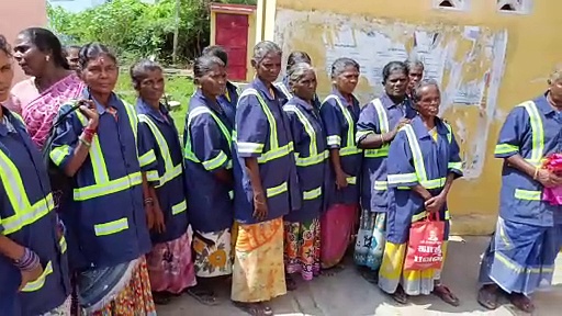 தூய்மை பணியாளர்களுக்கு சந்தன மாலை அணிவித்து, ஆடை வழங்கி கௌரவித்த பாஜகவினர்