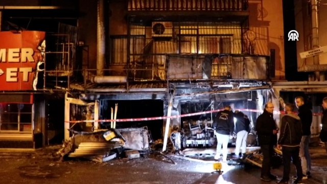 İzmir'de kundaklama iddiası: Cep telefonu dükkanı kullanılamaz hale geldi