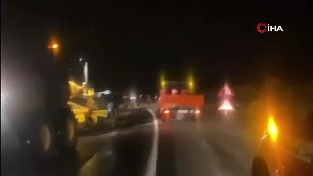 Artvin'de heyelan; dev kayalar yolu kapattı