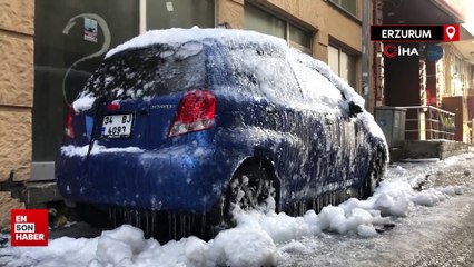 Erzurum'da buzla kaplanan otomobil