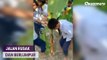 Jalan Rusak dan Berlumpur, Belasan Pelajar di Bojonegoro Bolos Sekolah