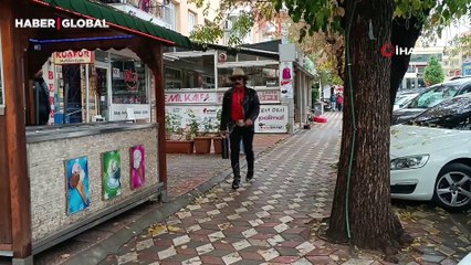 Çorum'un 'kovboy' lakaplı emekli öğretmeni giyimiyle tüm dikkatleri çekiyor