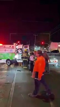 #Preliminar Los tripulantes de dos motocicletas resultaron lesionados con diversas fracturas luego de ser embestidos por un automóvil sobre el cruce de la calle 22 y la avenida López de Legaspi, en la colonia Lomas de Polanco de Guadalajara #GuardiaNoctur