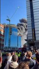 شاهد: مشغل رافعة ينقذ رجلاً من حريق هائل في إنجلترا