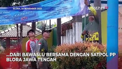 Petugas Memanjat Setinggi 10 Meter Tertibkan Baliho Jumbo yang Melanggar