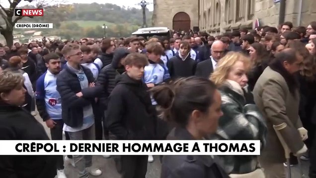 Crépol - Pascal Praud fond en larmes en direct en commentant les obsèques de Thomas ce matin sur CNews et ne peut plus parler à l'antenne, submergé par l'émotion devant le cercueil du jeune homme - VIDEO