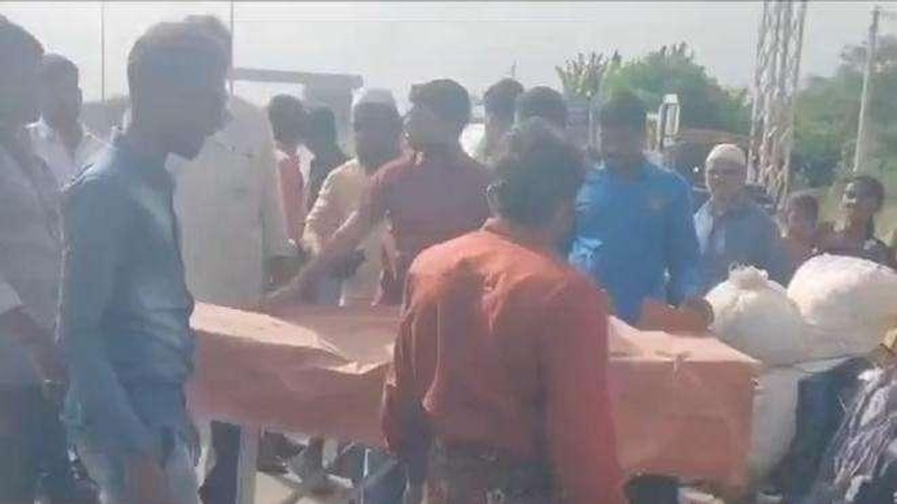 శ్రీ సత్యసాయి జిల్లా: అదుపు తప్పిన బైక్... ఆస్పత్రికి తరలింపు