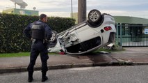 Carro capota embaixo do mirante da ponte Hercílio Luz, em Florianópolis