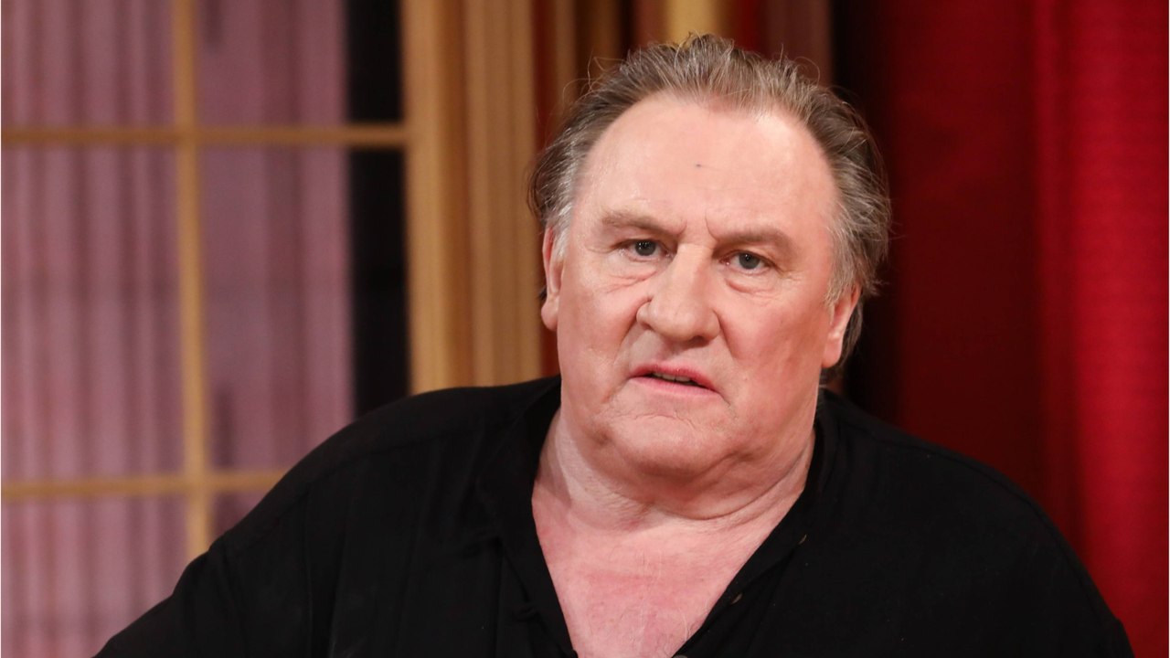 VOICI : Gérard Depardieu loin de la France : l'acteur, affaibli, aperçu en fauteuil roulant à l'étranger (2)