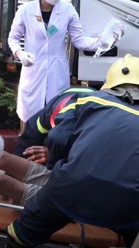 Giải cứu tài xế mắc kẹt trong cabin xe tải sau tai nạn ở TP.HCM