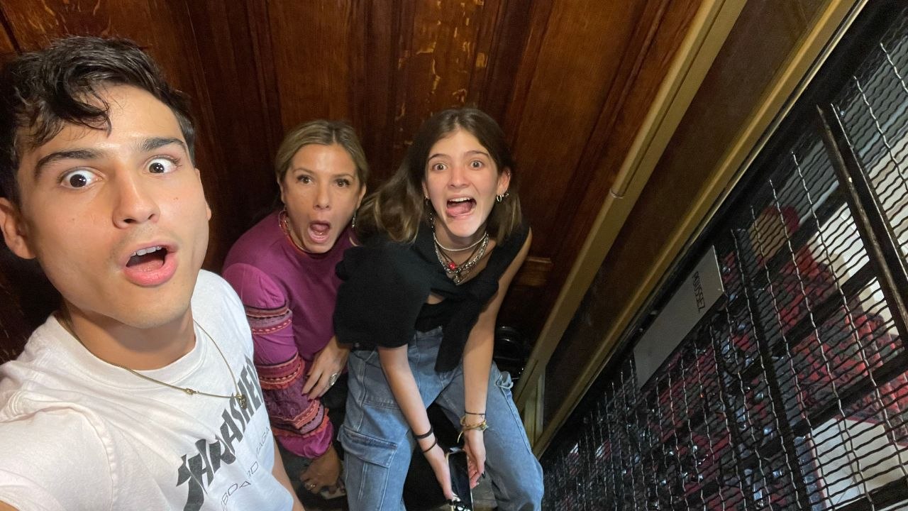 French Kids Bring U.S. Couple Stuck In Paris Elevator Snacks | Happily TV