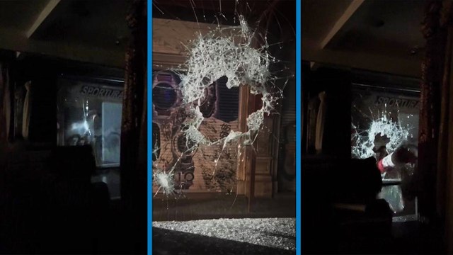 Elektrikler kesilince dükkanında mahsur kaldı, çıkmak için verdiği mücadele kamaraya yansıdı