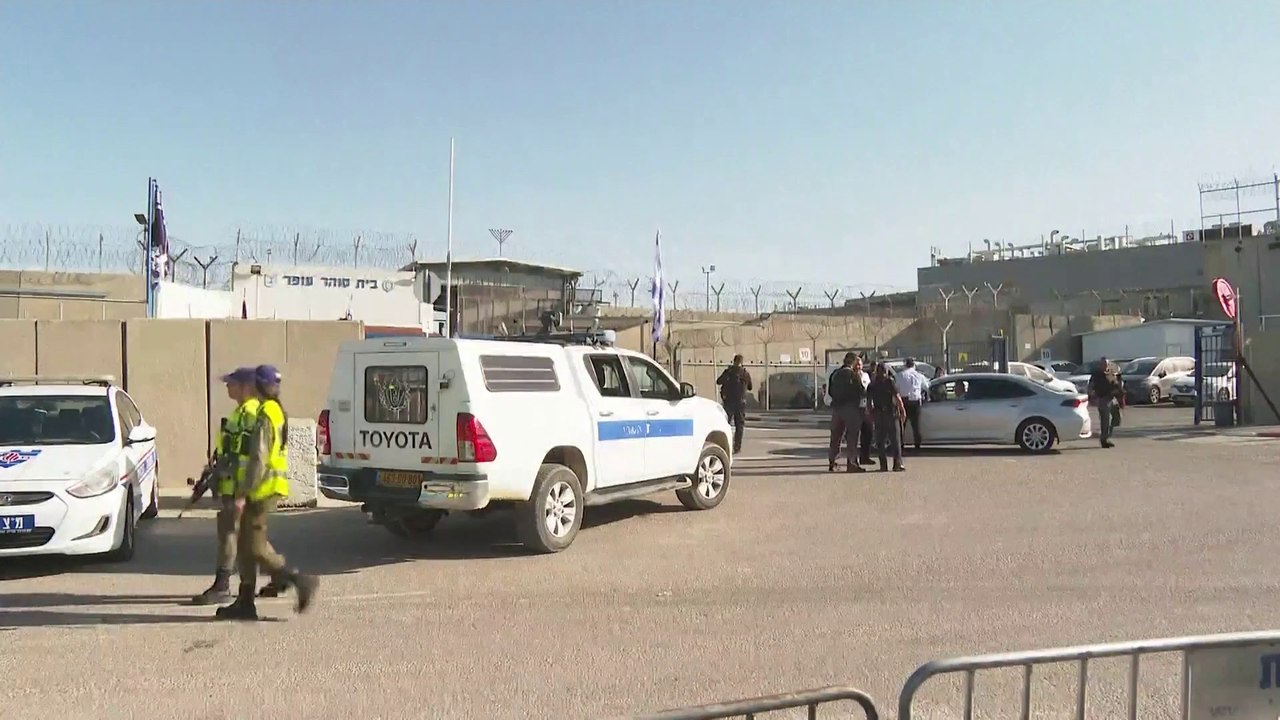 مشاهد من أمام #سجن_عوفر قبل إطلاق سراح أسرى فلسطينيين في إطار صفقة التبادل بين #إسرائيل والفصائل الفلسطينية #فلسطين #العربية
