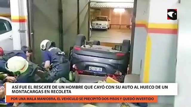 Así fue el rescate de un hombre que cayó con su auto al hueco de un montacargas en Recoleta