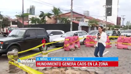 Caos vehícular tras el hundimiento de losetas en una avenida de Santa Cruz
