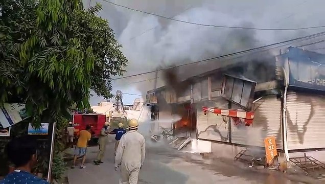 मेडिकल और ऑयल पेंट की दुकान में लगी आग