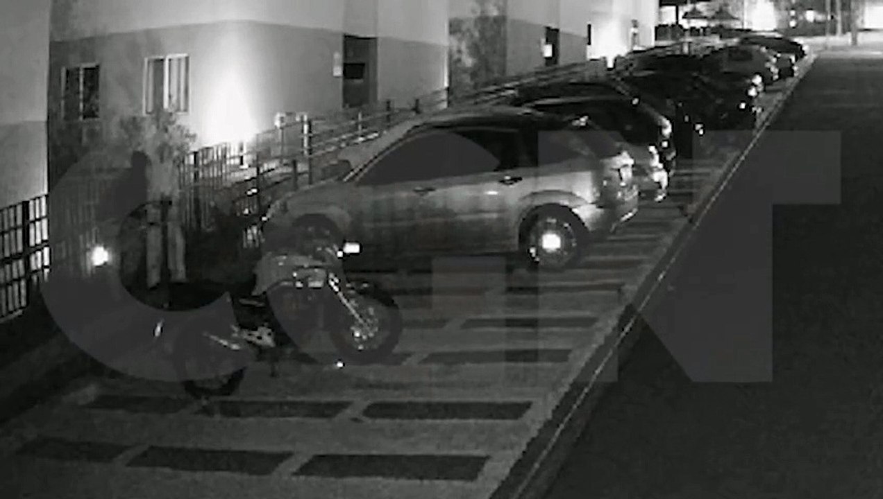 Câmeras flagram ladrões furtando Honda Titan de placa BEU-3H30