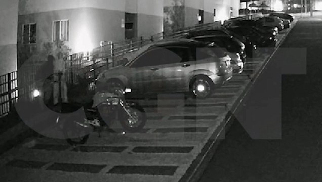 Câmeras flagram ladrões furtando Honda Titan de placa BEU-3H30