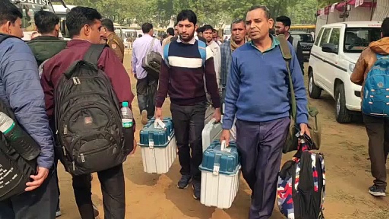 पोलिंग पार्टी हुई रवाना: कल 11 विधानसभाओं में 2...