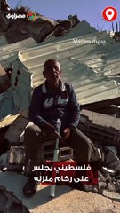 فلسطيني يجلس على ركام منزله