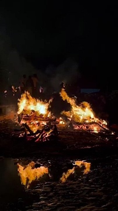 Volume Up and just Feel the Vibe  .#manikarnikaghat .....#banaras #kashi #banarasghat #manikarnika #ghat #varanasidiaries #explorepage #reel
