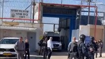 شاهد: تمهيداً لعملية التبادل.. إسرائيل تنقل الأسرى الفلسطينيين من سجن الدامون
