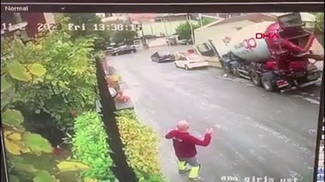 Üsküdar'da freni patlayan beton mikseri 7 araca çarparak durabildi