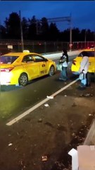 Arap turistleri görünce müşterilerini indiren taksici