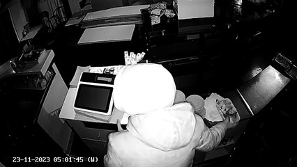 Spaccata in via Nazionale, danni al negozio per pochi spiccioli