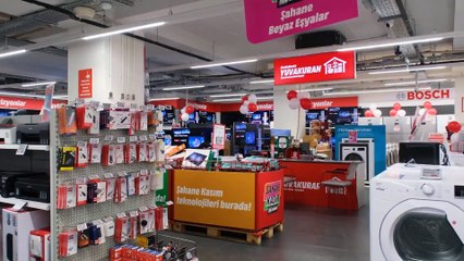 Çağla Şıkel ve Enis Arıkan  hem ‘Şahane Cuma’ alışverişi yaptı hem de eğlendi