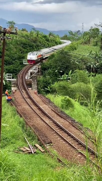 Kereta api meliuk liuk