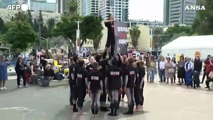 Israele, ballerini si esibiscono in piazza a Tel Aviv per il rilascio degli ostaggi