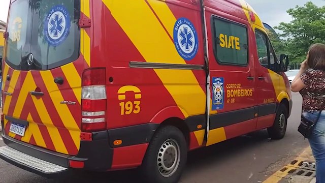 Jovem fica ferido após colisão entre carro e moto no Bairro Santa Cruz