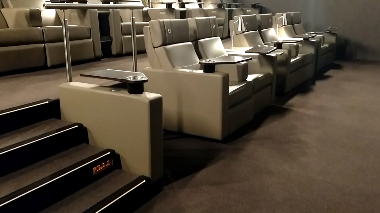Butacas reclinables, cena con sushi y hasta copa: otra forma de ir al cine es posible en Madrid